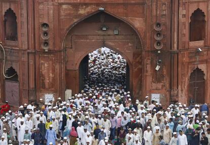 Los asistenes a la ceremonia de Eid al-Fitr abandonan, hoy, la Gran Mezquita de Nueva Delhi.