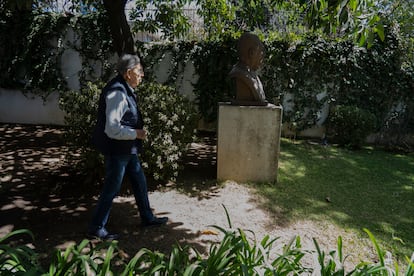 Cuauhtémoc Cárdenas caminando