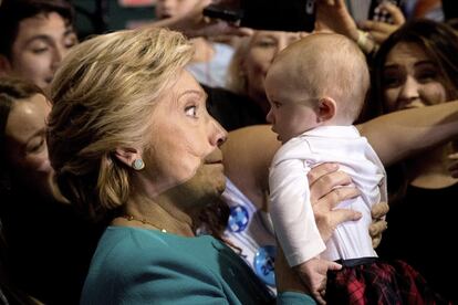 Hillary Clinton sostiene a un bebé después de un mitin en Palm Beach, el 26 de octubre de 2016.