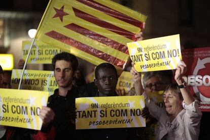 Concentración convocada por la CUP ayer por la noche en la plaza Sant Jaume.