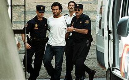 Mohamed Bensakhria, miembro de un comando de Al Qaeda, al ser detenido en Alicante.