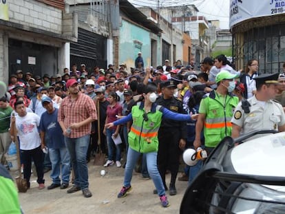 Dezenas de voluntários esperam sua vez para entrar na área devastada