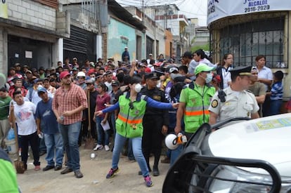 Decenas de voluntarios aguardan su turno para poder ingresar al &aacute;rea devastada. 