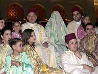 El rey de Marruecos, Mohamed VI, posa con su mujer, Lala Salma, y otros miembros de la familia real