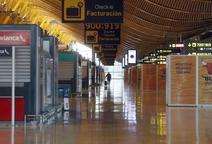 Vista de la T4 del aeropuerto Madrid Barajas-Adolfo Suárez, este domingo.