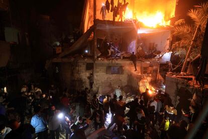 Rescate en un edificio de Rafah, en el sur de la Franja de Gaza, tras un bombardeo por parte de Israel este miércoles.