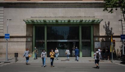 Entrada a l'Hospital Clínic de Barcelona al carrer de Villarroel.