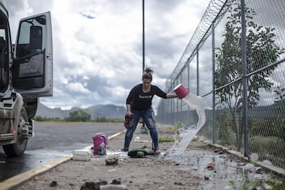 Clara Fragoso limpa seu caminhão em uma das paradas.