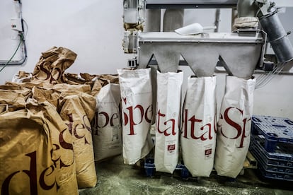 Fabricación de harina que en DeSpelta conocen como "la salvaje" y que es especial para la elaboración de masa madre.