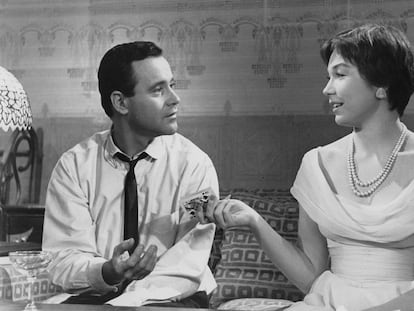 Jack Lemmon y Shirley Mc Laine en una escena de 'El apartamento', de Billy Wilder.