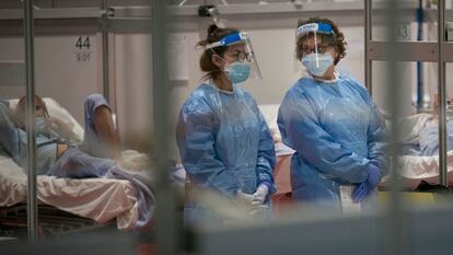 Dos sanitarias protegidas con mascarilla en el hospital del IFEMA. SANTI BURGOS