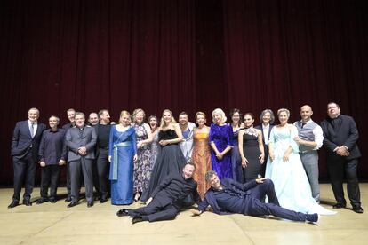 Foto final de familia de todos los participantes en el concierto.