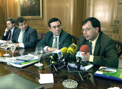 Felipe Pétriz (el último por la derecha) en una fotografía de archivo tomada en 2002 cuando era rector de la Universidad de Zaragoza