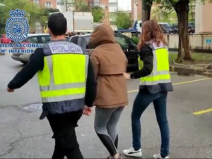 Imagen facilitada por la Policía Nacional de una de las detenidas este miércoles por el fraude de pasaportes covid.