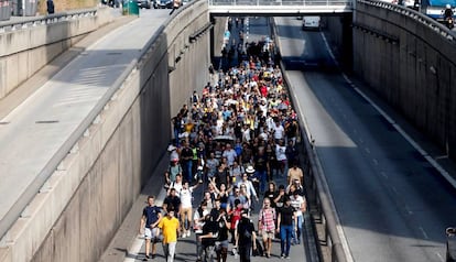 Centenares de personas se dirigen caminando por la Ronda Litoral de Barcelona tras el llamamiento de Tsunami Democràtic a paralizar la actividad del aeropuerto de El Prat.