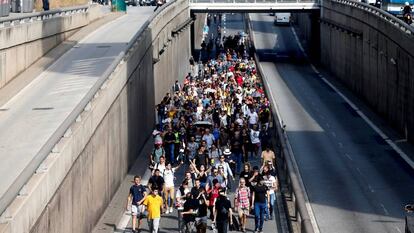 Centenares de personas se dirigen caminando por la Ronda Litoral de Barcelona tras el llamamiento de Tsunami Democràtic a paralizar la actividad del aeropuerto de El Prat.