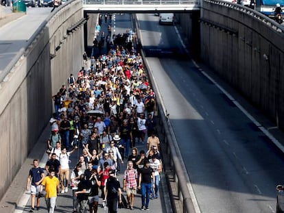 Centenares de personas se dirigen caminando por la Ronda Litoral de Barcelona tras el llamamiento de Tsunami Democràtic a paralizar la actividad del aeropuerto de El Prat.