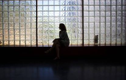 Una dona en un centre de dones maltractades.