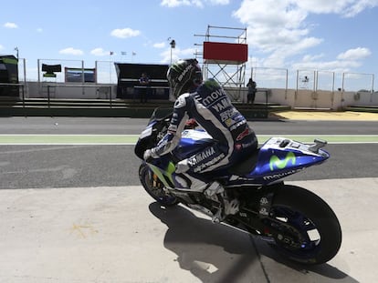 Jorge Lorenzo sale del box en el circuito de Termas.