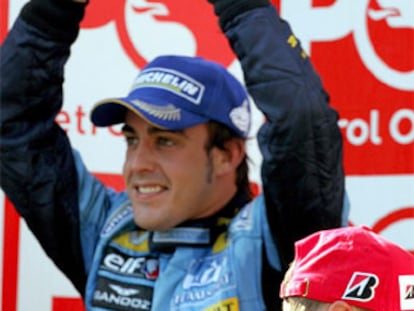 EL piloto Fernando Alonso celebra la segunda plaza en el Gran Premio de Turquía, en la que se ha impuesto de Michael Schumacher.