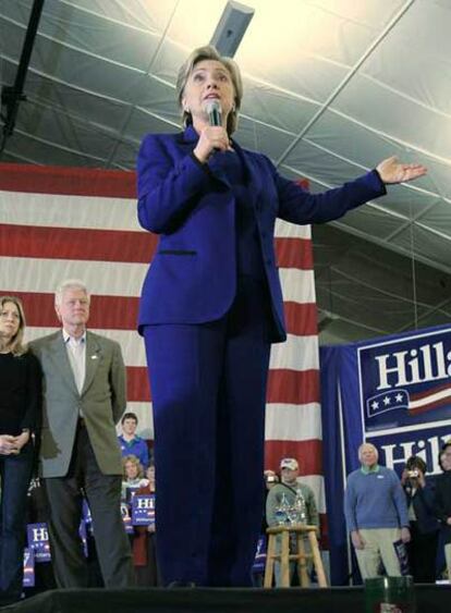 La candidata demócrata Hillary Clinton; su hija, Chelsea, y su marido, Bill, en segundo plano, en Manchester.