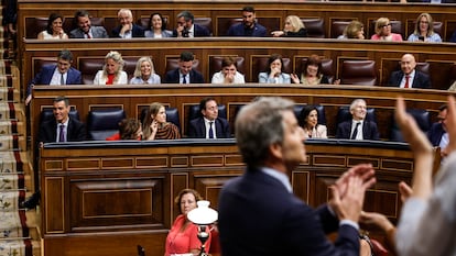Alberto Núñez Feijóo (en primer término), durante el pleno extraordinario este miércoles. Al fondo, el presidente del Gobierno, Pedro Sánchez.