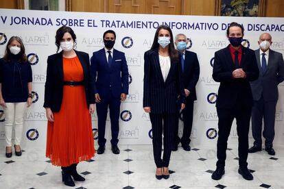 La reina Letizia, la presidenta de la Comunidad de Madrid, Isabel Díaz Ayuso, y el vicepresidente segundo, Pablo Iglesias asistieron este martes a la IV Jornada sobre tratamiento informativo de la discapacidad, organizada por la fundación A la Par, junto a la FAPE y el Real Patronato sobre Discapacidad.