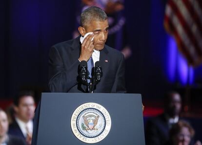 El presidente de Estados Unidos Barack Obama se limpia las lagrimas.