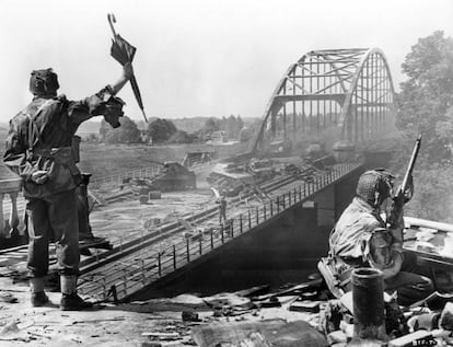 Escena verídica de 'Un puente lejano', de Richard Attenborough, en la que un oficial británico dirige a sus hombres con un paraguas.