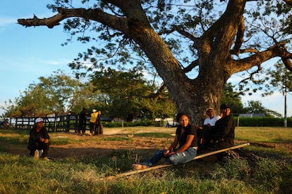 Algunos de los campesinos organizados descansan en las inmediaciones del predio de La Amrica, en Chimichagua, Colombia