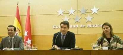 Salvador Victoria, Ignacio González y Lucía Figar, en la rueda de prensa tras el Consejo de Gobierno.