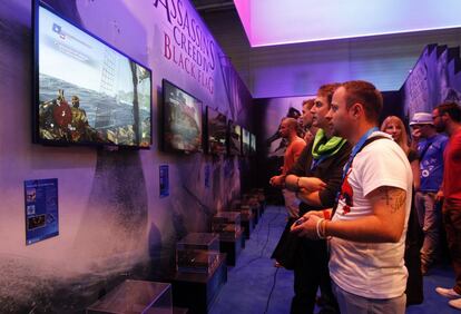 Visitantes jugando al Assassins Creed IV Black Flag