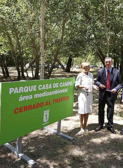 Alberto Ruiz-Gallardón y Ana Botella en el acto de cierre de la Casa de Campo.