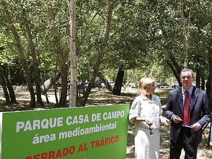 Alberto Ruiz-Gallardón y Ana Botella en el acto de cierre de la Casa de Campo.