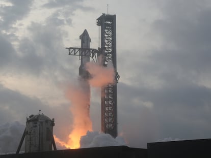 La nave espacial de nueva generación 'Starship', de SpaceX, despega desde la plataforma de lanzamiento de Boca Chica, Texas, este 14 de marzo.