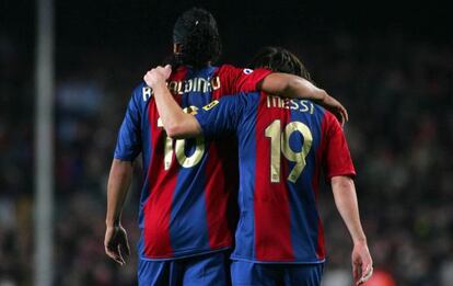 Ronaldinho y Messi festejan un gol en 2007.