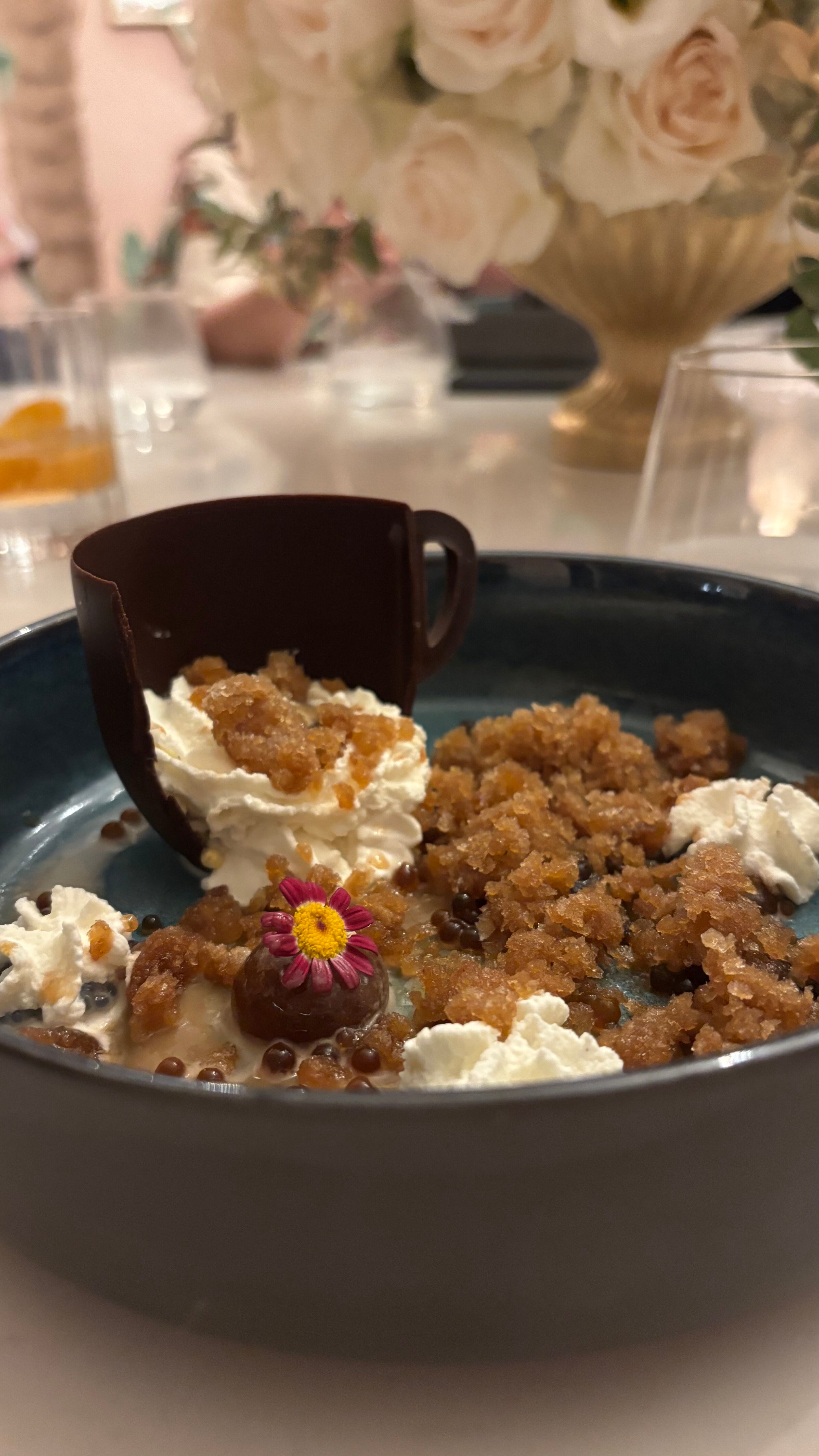 El postre final, texturas de café, de la cena por el 70º aniversario del hotel Beverly Hilton, en Beverly Hills (California), en septiembre de 2025.