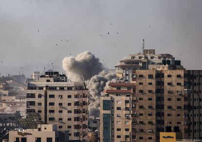 Una columna de humo se eleva tras un ataque aéreo israelí en el barrio de Tal Al Hawa, en Gaza, este viernes.
