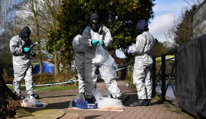 La policía recoge muestras en Salisbury en marzo, después del envenenamiento de Skripal.