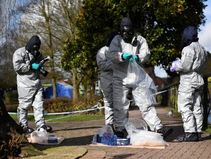 La policía recoge muestras en Salisbury en marzo, después del envenenamiento de Skripal.