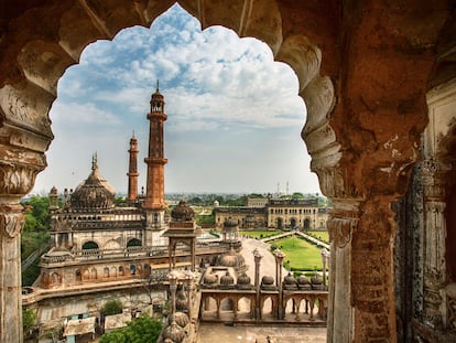 Vista panorámica de la mezquita Asfi, el complejo de edificios en Lucknow construido por Nawab Asaf-ud-Daula, Nawab de Awadh, en 1784, en el estado de Uttar Pradesh.