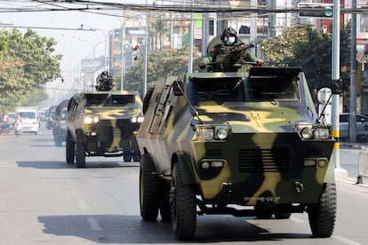 Un convoy militar, este miércoles en las calles de Mandalay.