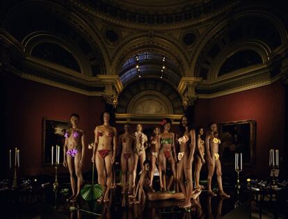 Las mujeres desnudas de Vanessa Beecroft pueden permanecer inmóviles eternamente. Las imágenes de esta artista que estudió arquitectura y escenografía, se dedicó a la pintura, a la que abandonó para llegar a la fotografía llevan algo de cada uno de esos aspectos de su carrera. Laura Revuelta, autora de 'El objetivo barroco', dice de ella: "No hay Barroco sin ambigüedad. Es el carnaval. Es el teatro. Es la máscara", palabras que se ajustan a la instantánea que se muestra.