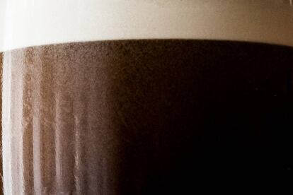 <p><strong>Porter:</strong> nació en Londres como una mezcla entre tres tipos de Ale y, según la sabiduría popular, recibe su nombre por haber sido muy cotizada entre los porteros de la capital inglesa, que recibían parte de sus pagas en cerveza, cuenta la <em>Guía para descubrir las mejores cervezas artesanas</em> (geoPlaneta, 2018). Hecha con malta muy tostada, tiene tonalidades oscuras (marrón o negra) y es densa y fuerte.</p> <p><strong>Stout:</strong> desciende de la Porter, aunque es más seca, oscura y con más cuerpo, dicen los cerveceros europeos. Aunque también tiene su origen en Londres, la más conocida es irlandesa: la Guinness.</p> <p>Para acompañarla con algo de comer, desde <a href="https://cerveceros.org/uploads/5af02e579565b__Gu%C3%ADa_Cervezas_Perfectas.pdf" rel="nofollow" target="_blank">Cerveceros de España</a> recomiendan una tabla de queso o chocolate. Eso sí, <a href="https://elpais.com/elpais/2018/05/14/buenavida/1526299760_593992.html" target="_blank">que sea negro, que es el que es bueno para la salud</a>. </p>