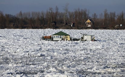A la altura de la capital serbia, grandes trozos de hielo han dejado atrapadas y dañado varias embarcaciones y restaurantes populares en la orilla del río. En la imagen, un barco recreativo atrapado entre los bloques de hielo del Danubio, en Belgrado (Serbia).