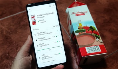 Una usuaria analiza los ingredientes de un gazpacho con la aplicación para móvil Yuka.