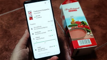 Una usuaria analiza los ingredientes de un gazpacho con la aplicación para móvil Yuka.