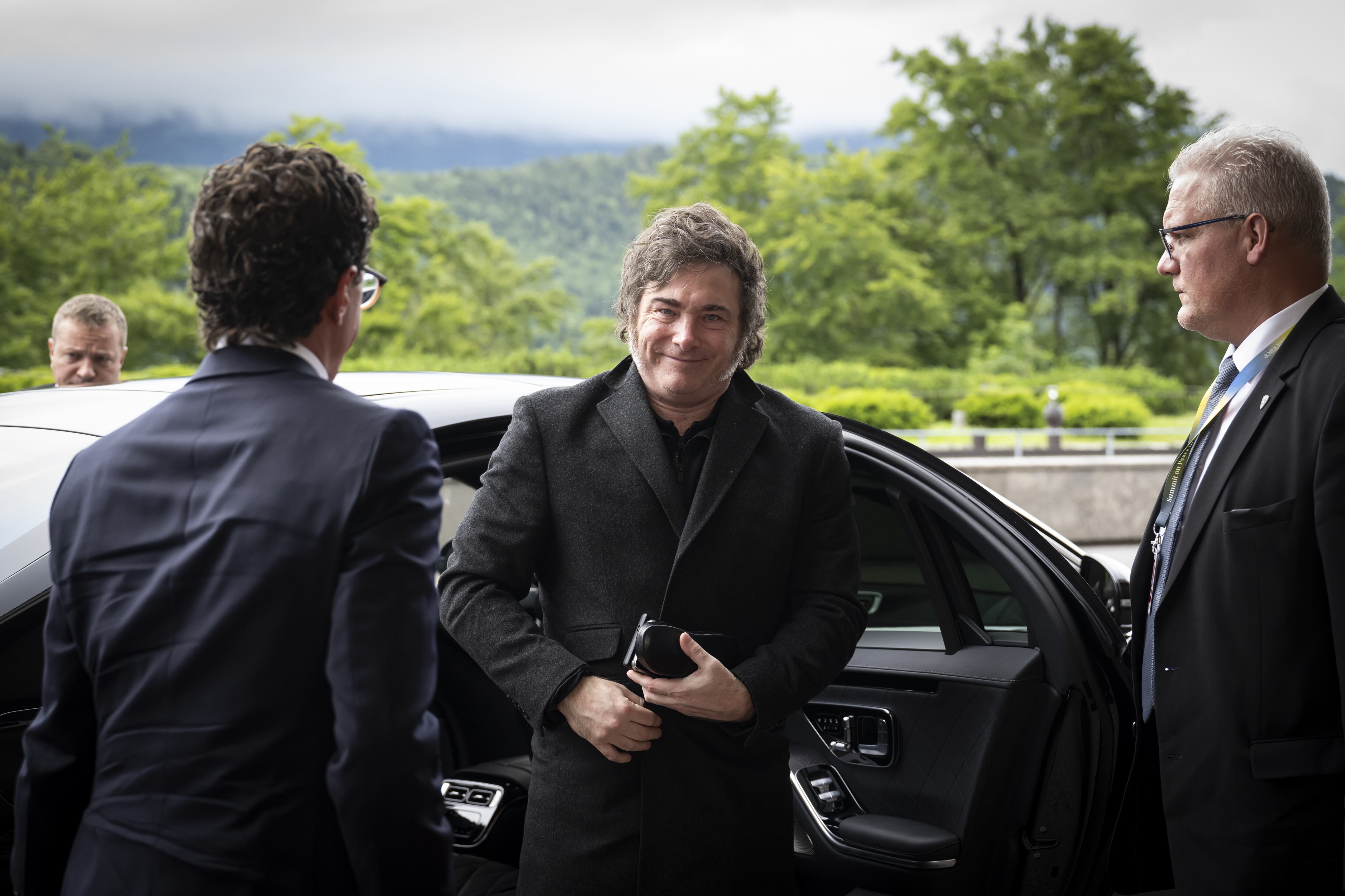 El presidente de Argentina, Javier Milei, a su llegada a la Cumbre por la Paz en Ucrania celebrada este sábado en Stansstad (Suiza). 