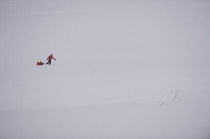 Un padre empuja el trineo de sus hijos por un paisaje nevado en Valley Forge, Pensilvania (EE UU), el 14 de marzo de 2017.