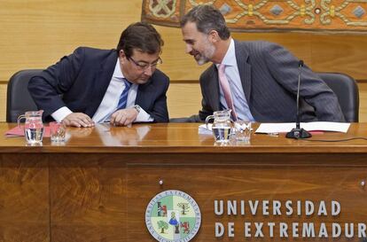 El Rey conversa con Guillermo Fernández Vara durante la apertura del curso universitario 2016-2017.